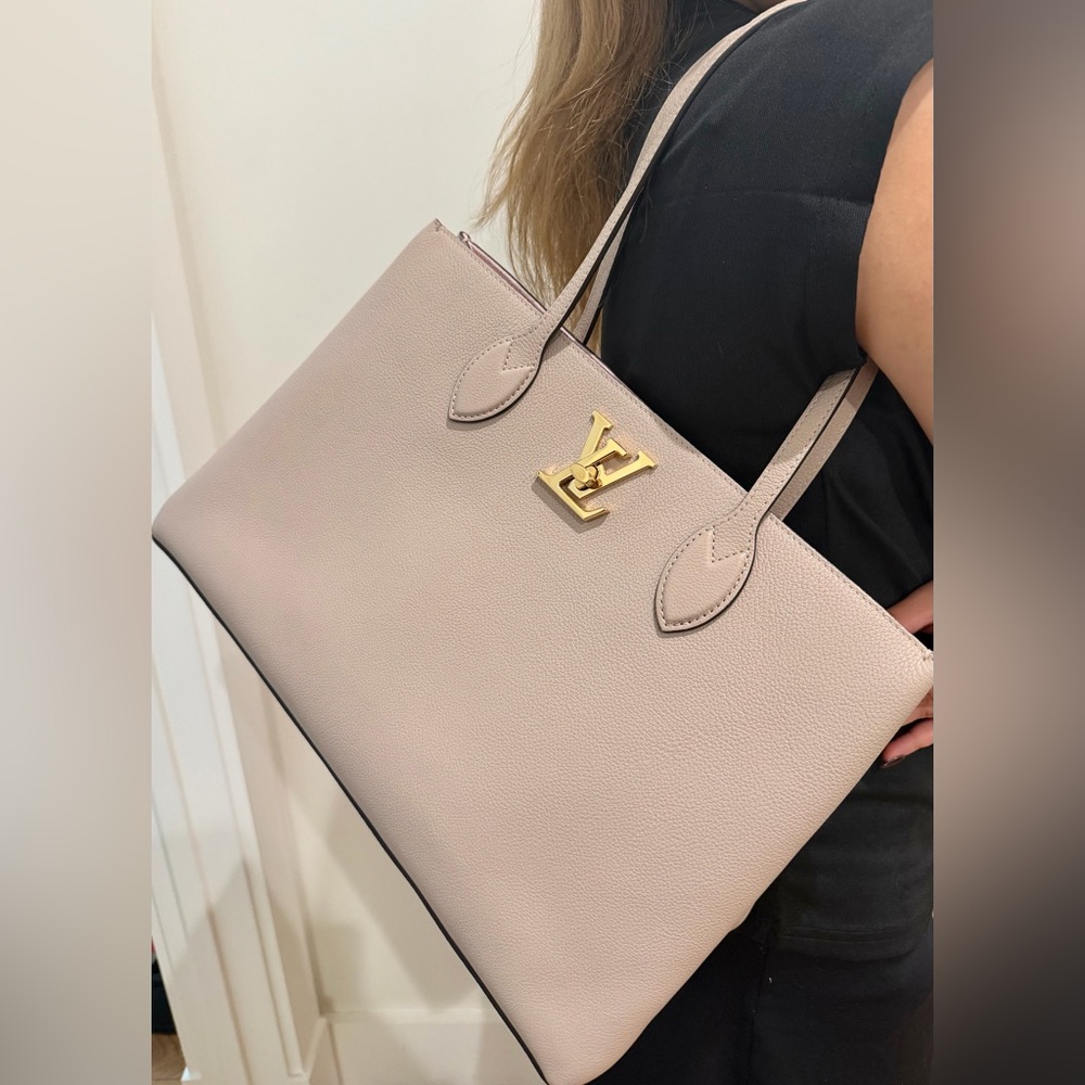 Louis Vuitton LockMe Shopping Tote Bag Beige - Picture 5 of 16